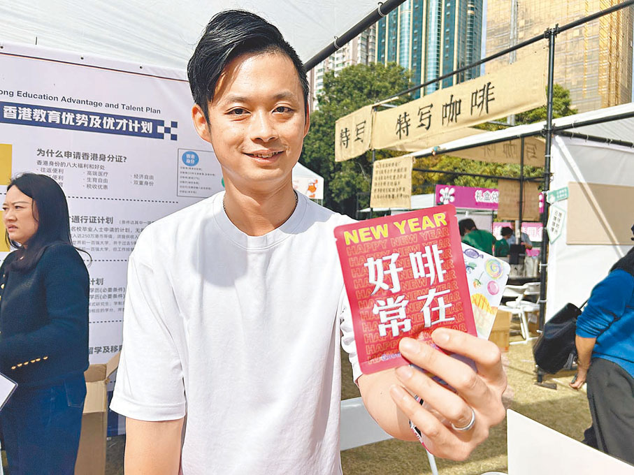 ◆香港精品咖啡品牌「RETURN COFFEE」負責人Ricky展示咖啡產品。香港文匯報記者敖敏輝  攝