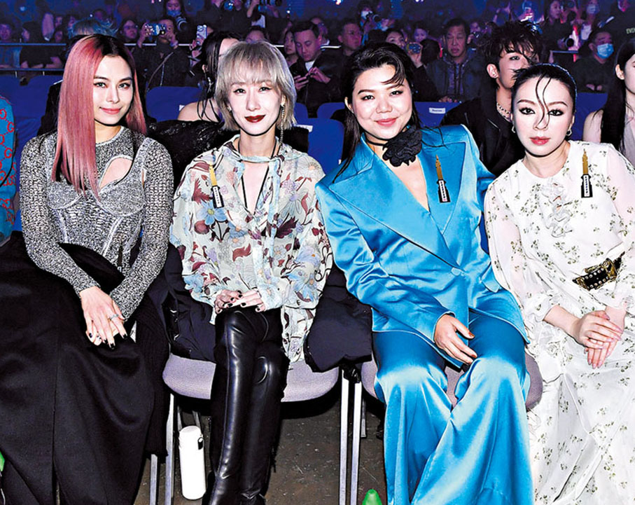 ◆泳兒（右三）昨晚獲兩獎，當中包括「勁爆女歌手」獎。