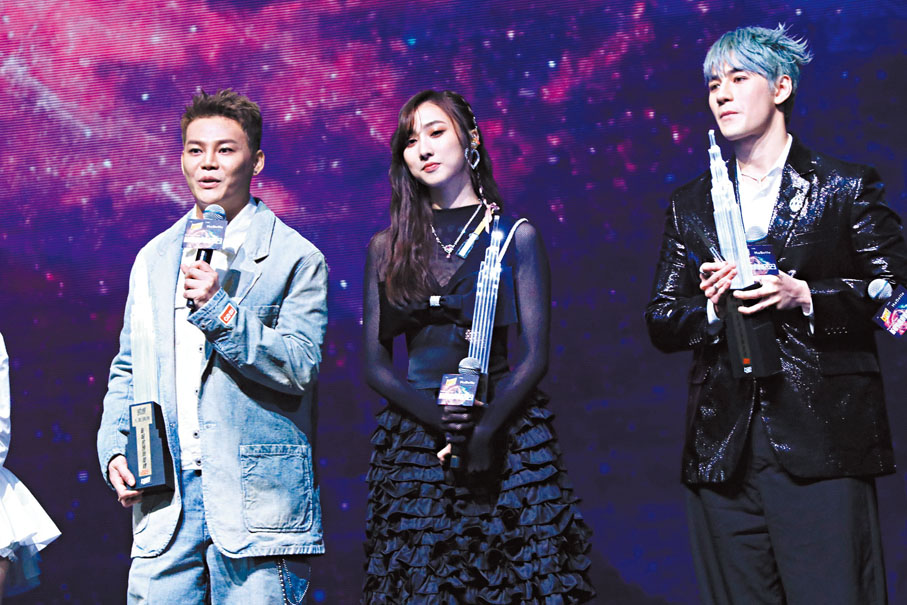 ◆右起：「勁爆人氣偶像」魏浚笙、鍾柔美和吳保錡領獎