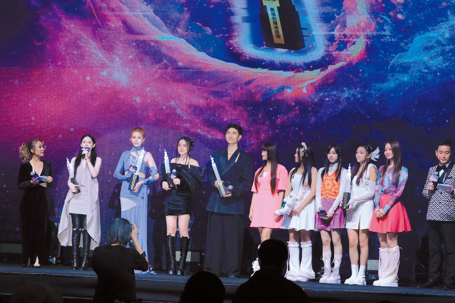 ◆施匡翹、 姚焯菲、雲浩影、 張弛豪和XiX奪勁爆躍進歌手、組合獎。