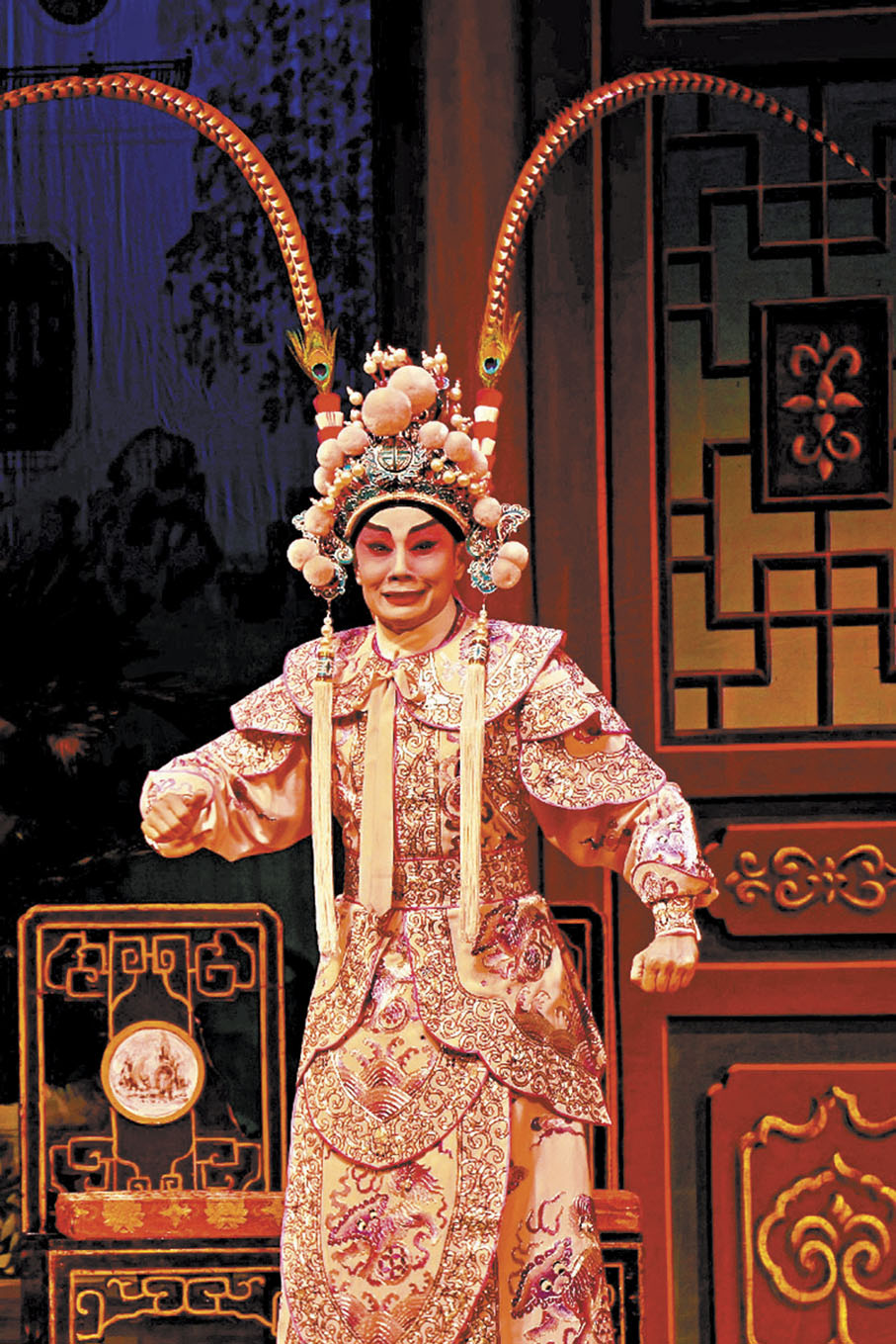 ◆關凱珊文武場裝扮都很有型有格。