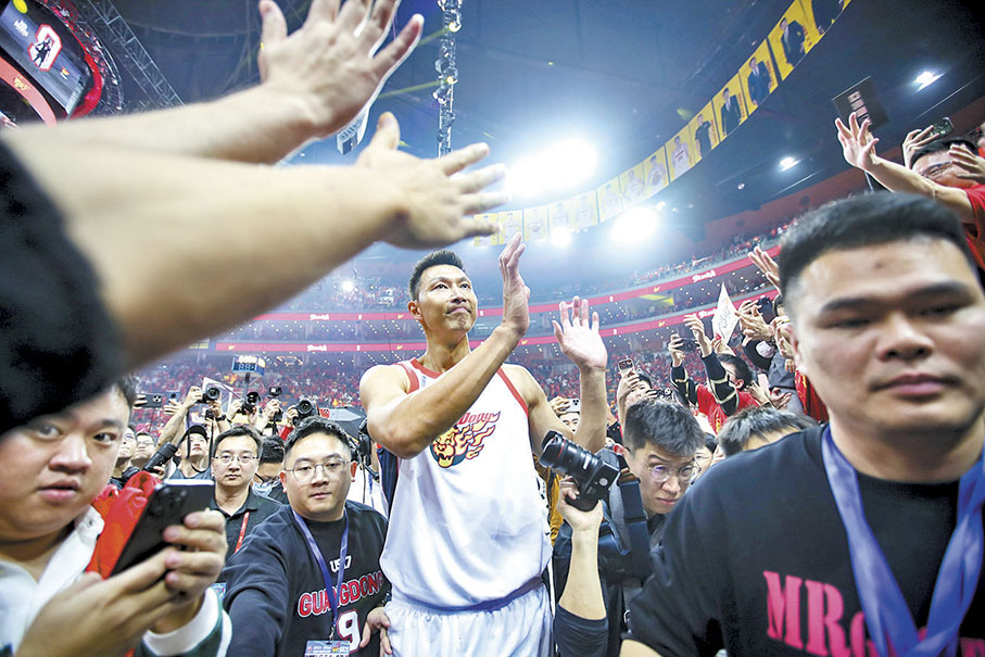 ◆易建聯（中）身穿9號球衣向球迷道別。 新華社