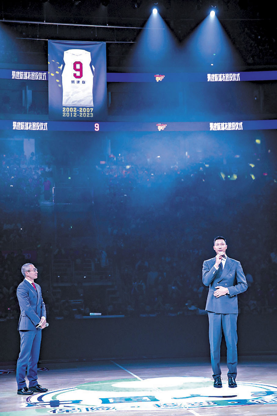 ◆易建聯9號球衣退役儀式上周五晚在廣東東莞銀行籃球中心舉行。 新華社