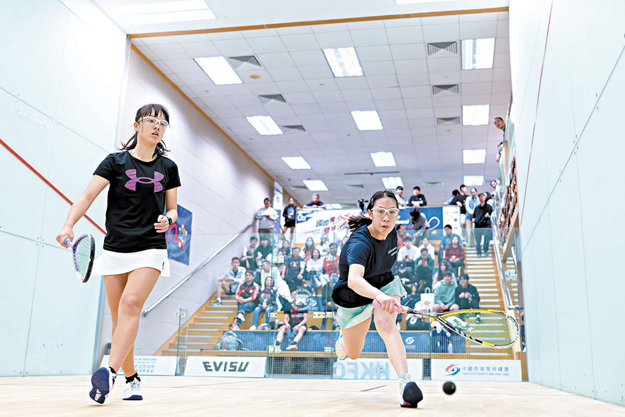 ◆梁加萱（右）在女子19歲以下組決賽力挫歐令瑜封后。