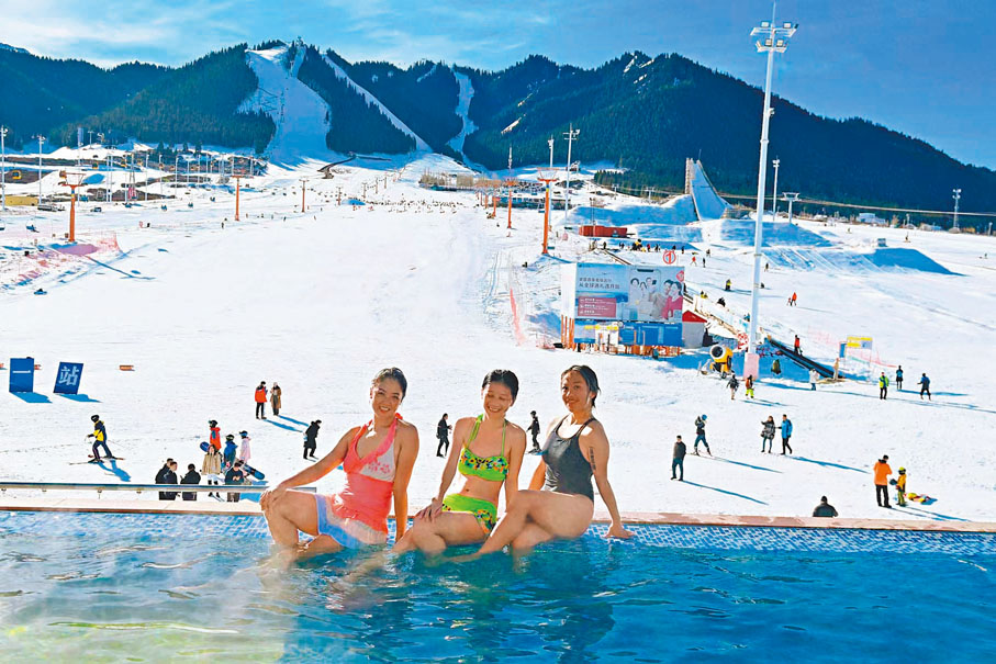 ◆四川雪友喬曉伊(左一)和朋友體驗無邊恒溫泳池。 應江洪 攝