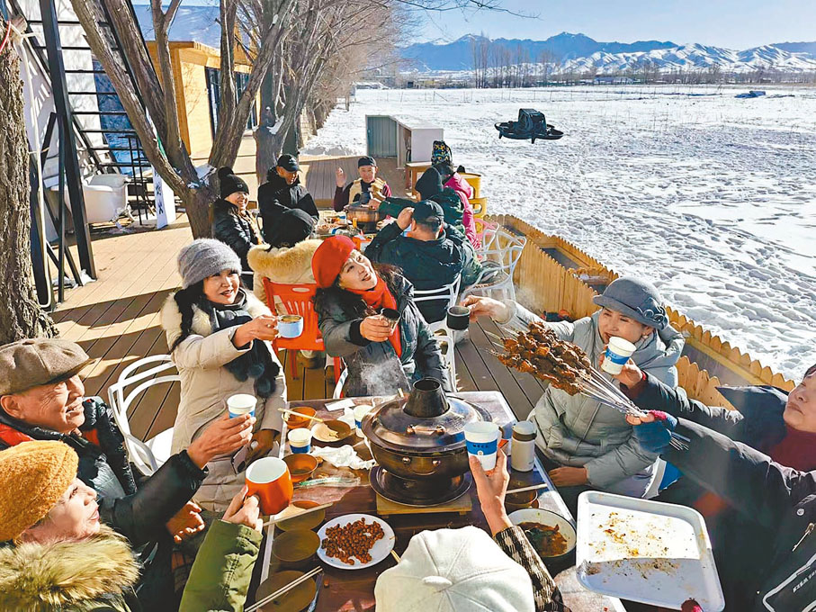 ◆遊客在烏魯木齊縣鄉村民宿體驗雪地火鍋。 應江洪 攝