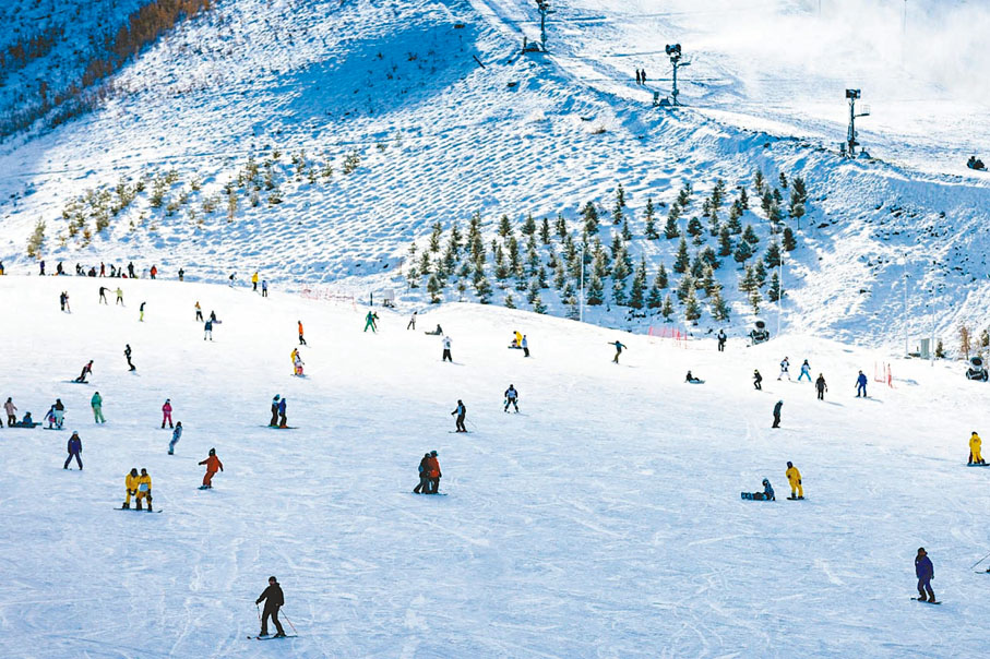 ◆雪友在阿勒泰市將軍山國際滑雪度假區滑雪場。新疆傳真