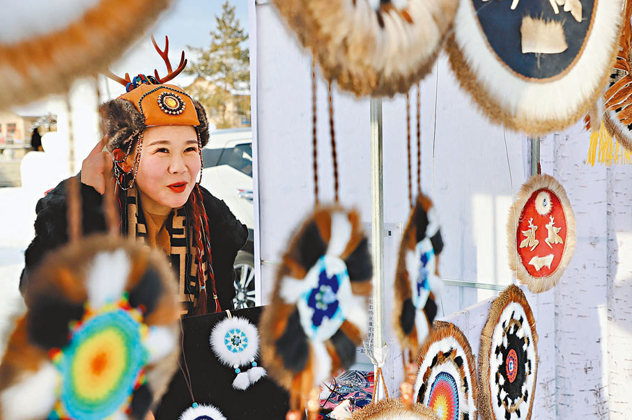 ◆遊客在漠河市北極村了解文創產品。