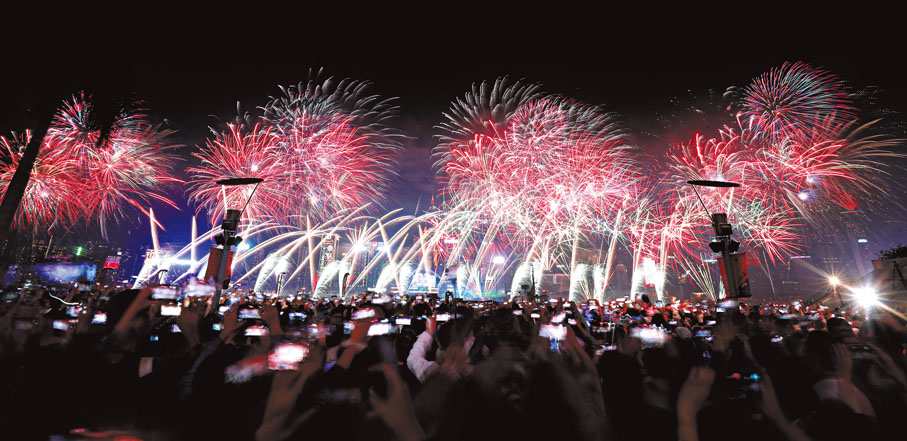 ◆「跨年倒數煙花音樂匯演」於昨日除夕夜在維港舉行，以「新年新傳奇」為題。   香港文匯報記者郭木又 攝