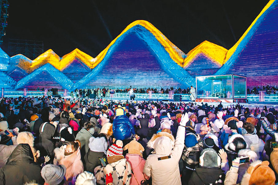 ◆冰雪大世界夢想大舞台吸引萬餘國內外遊客伴隨音樂在零下二十幾度的室外「蹦迪」，營造了獨特的新年氛圍。 香港文匯報記者于海江  攝