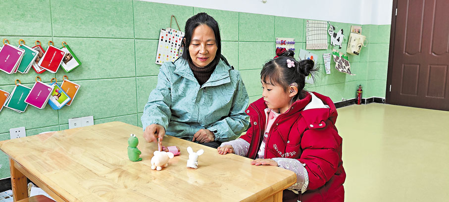 ◆邵莉娜正在給孩子進行一對一培訓，通過講故事的形式讓孩子能夠進行更為複雜的句子輸出。香港文匯報河南傳真