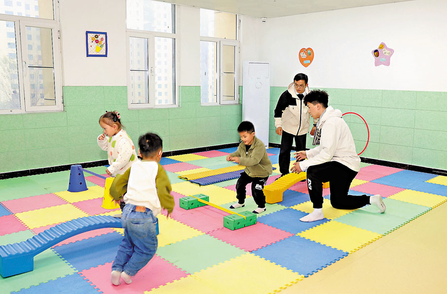 ◆在語訓中心，老師正在給孩子們上感統課，提升孩子的感覺調節功能。 香港文匯報河南傳真