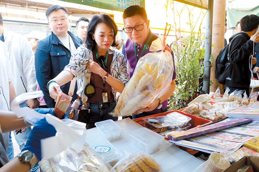 ◆鄧炳強與妻子幫襯買沙頭角特產。香港文匯報記者黃艾力 攝