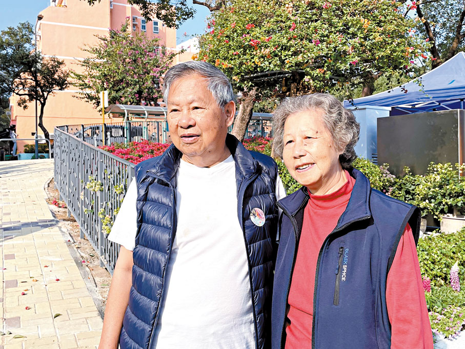 ◆居住在沙頭角幾十年的溫先生（左）樂見沙頭角開放。香港文匯報記者吳健怡  攝