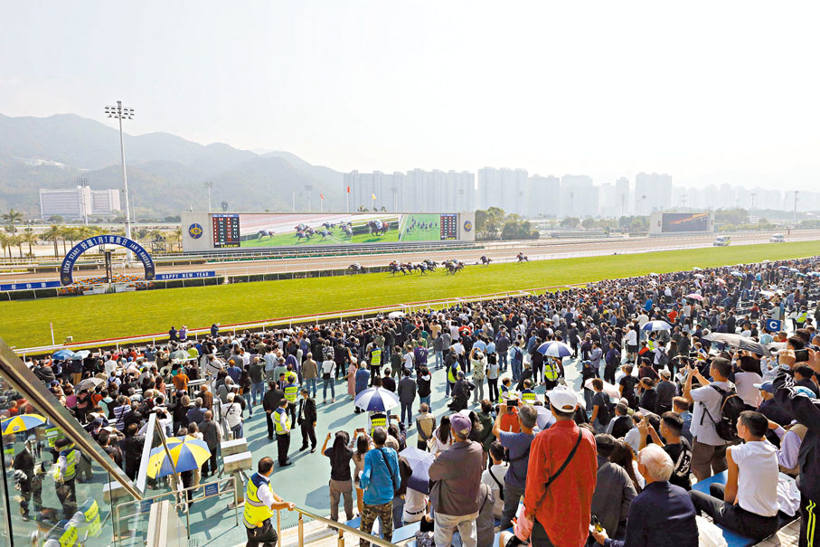 ◆元旦賽馬日入場人數較去年大增27%。香港文匯報記者北山彥 攝