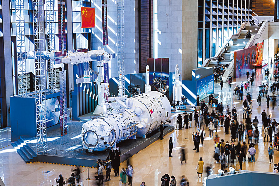 ◆2023年2月24日，「逐夢寰宇問蒼穹——中國載人航天工程30年成就展」於北京開幕，首次面向公眾展示工程發展歷程和建設成就。 資料圖片