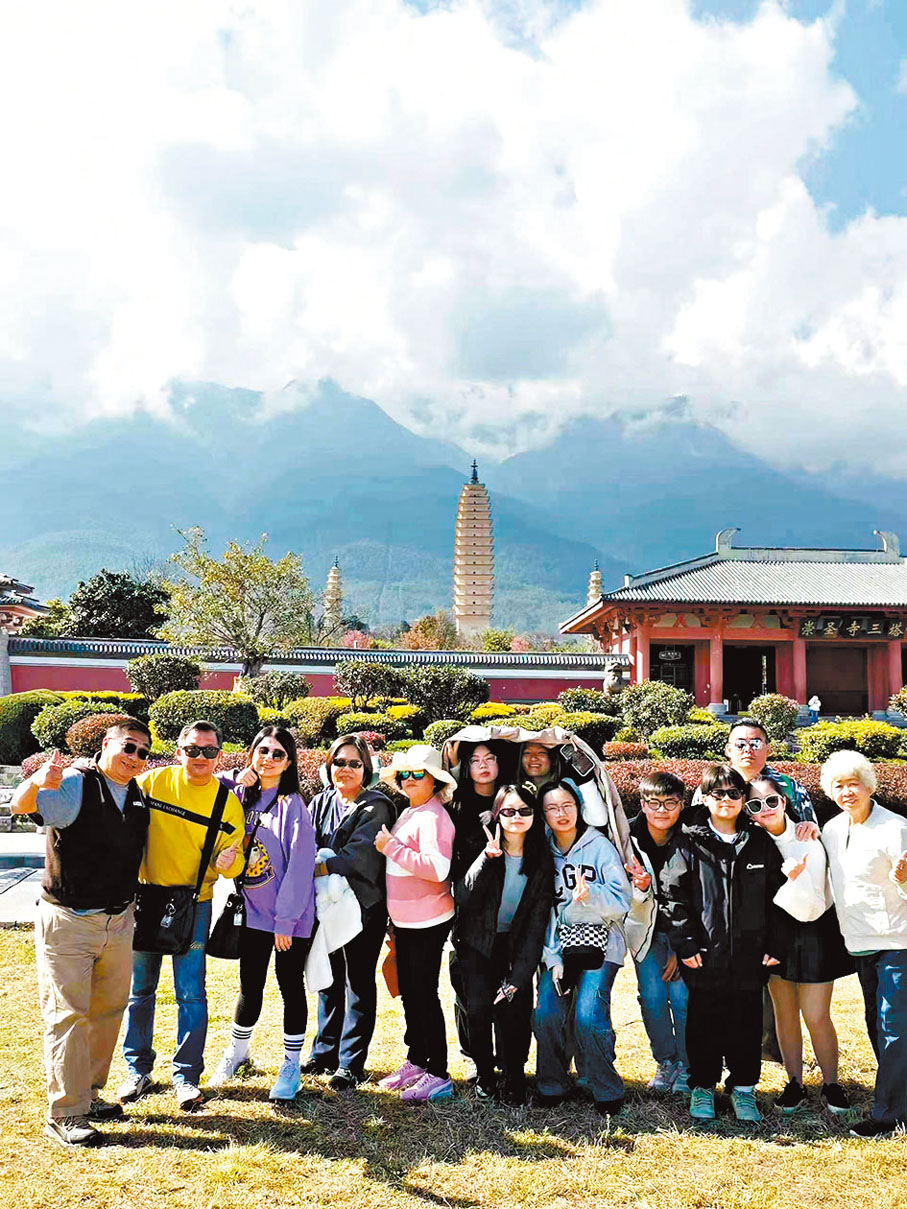 ◆馬來西亞遊客在大理旅遊合影留念。香港文匯報雲南傳真