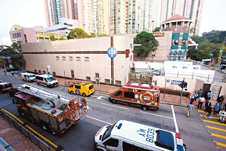 ◆警方及消防員趕至調查。香港文匯報記者鄺福強 攝