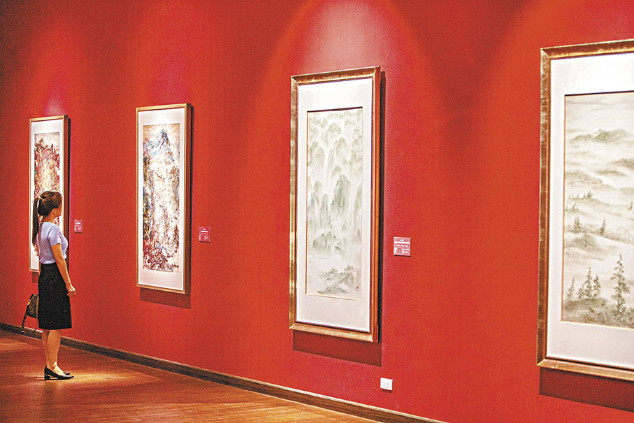 ◆參觀者在泰國國家美術館欣賞中國畫。