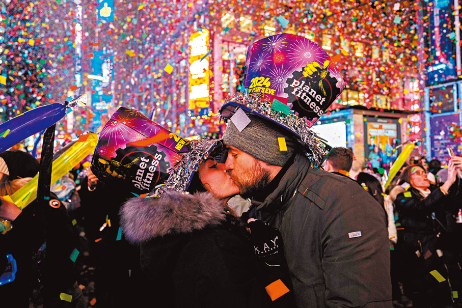 紐約◆踏入新年的一刻，情侶擁吻慶祝。 法新社