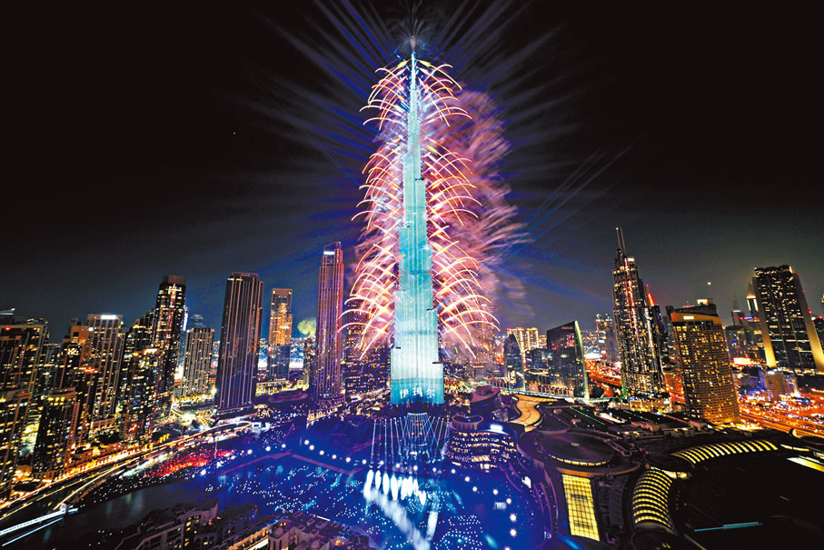 迪拜◆世界第一高樓哈利法塔舉行煙花燈光匯演。美聯社
