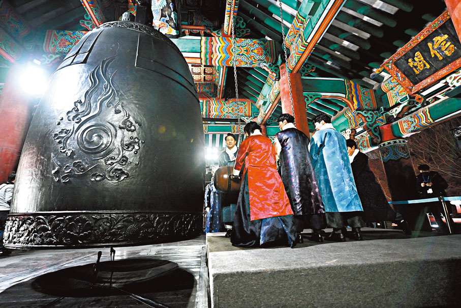 首爾◆普信閣傳統敲鐘活動吸引數以十萬計民眾參與。 路透社