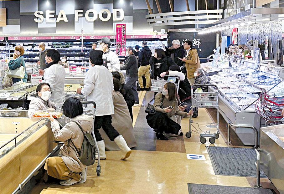 ◆超市顧客地震時恐慌地蹲下。 美聯社