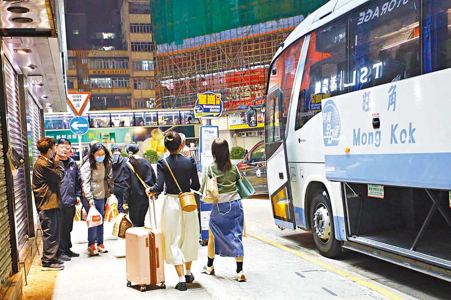 ◆政府擬在落馬洲口岸為直巴開設專用車道。圖為元旦傍晚市區直巴在等客。 香港文匯報記者北山彥 攝