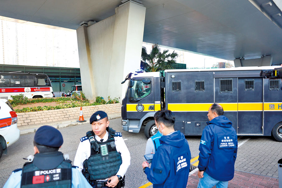◆黎智英昨日由囚車押解往法院受審，警方場外戒備。 香港文匯報記者劉友光  攝