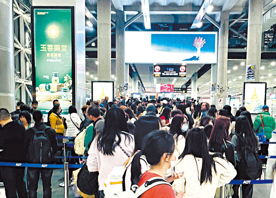 ◆2023年12月23日，在泰國曼谷素萬那普國際機場，中國遊客排隊入境泰國。資料圖片