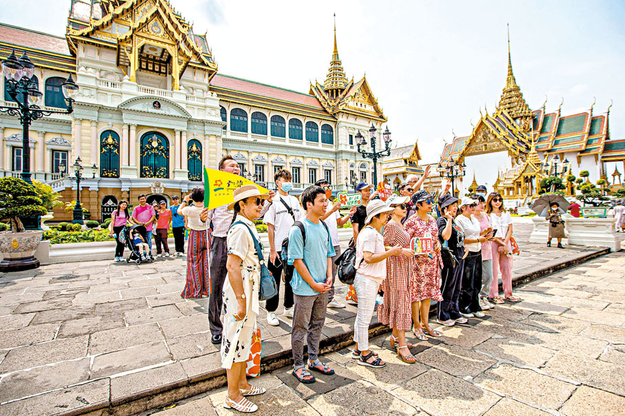 ◆早前，中國遊客在泰國曼谷大王宮景區合影。資料圖片