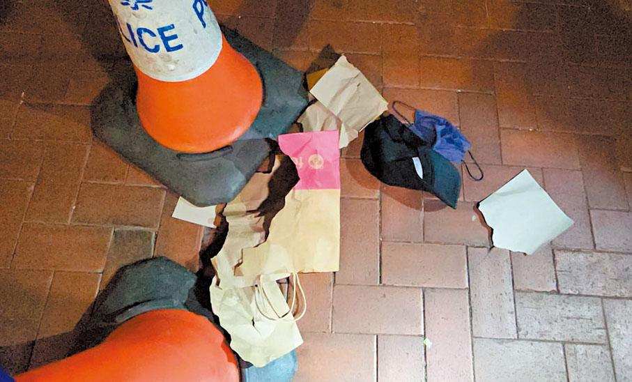 ◆案發現場遺下被扯破的擺放現金紙袋、鴨嘴帽及口罩。