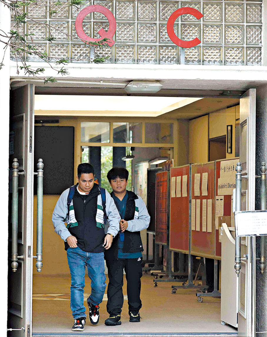 ◆Zacarias（左）昨晨與兒子前往皇仁書院遞交報名表。 香港文匯報記者黃艾力  攝