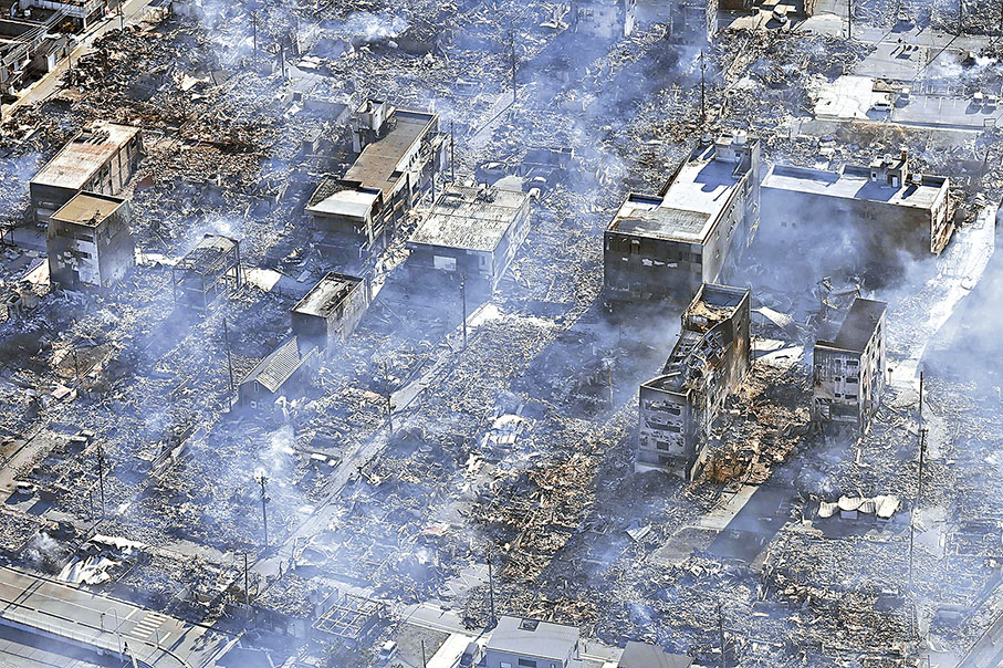 ◆輪島市沿海地區被海嘯侵襲後又遭大火焚燒，變成廢墟。 美聯社