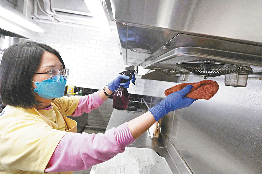◆李素旋示範清潔抽油煙機。 香港文匯報記者涂穴 攝