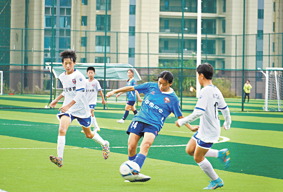 ◆定南U14男女足對抗賽現場。 香港文匯報記者王逍 攝
