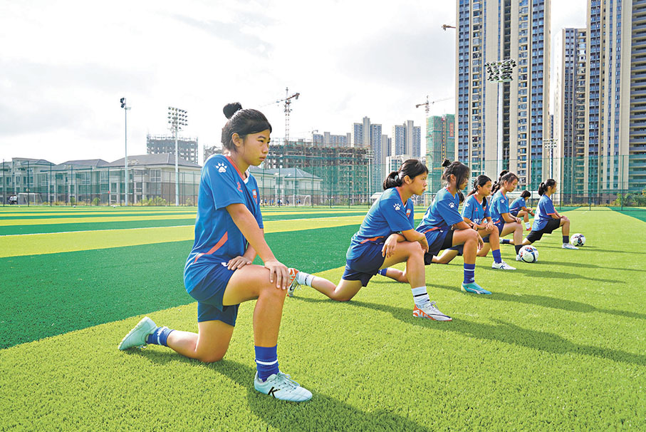 ◆定南U14女足隊員在賽前熱身。 香港文匯報記者王逍 攝