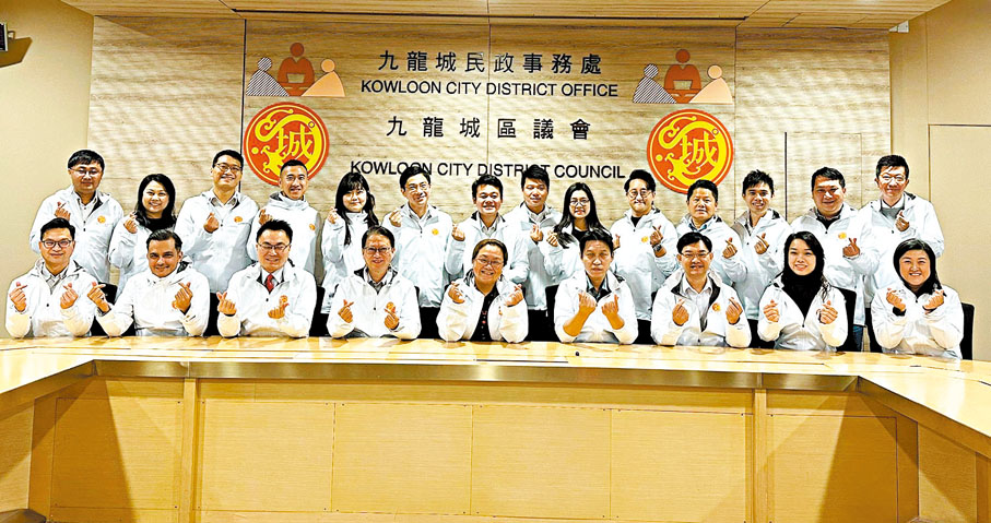 ◆九龍城區議員昨日在首次大會上穿「清一色」風褸，凸顯團隊精神。