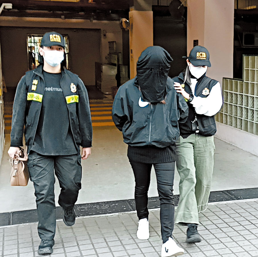 ◆海關在荃灣拘捕販賣私煙女子。