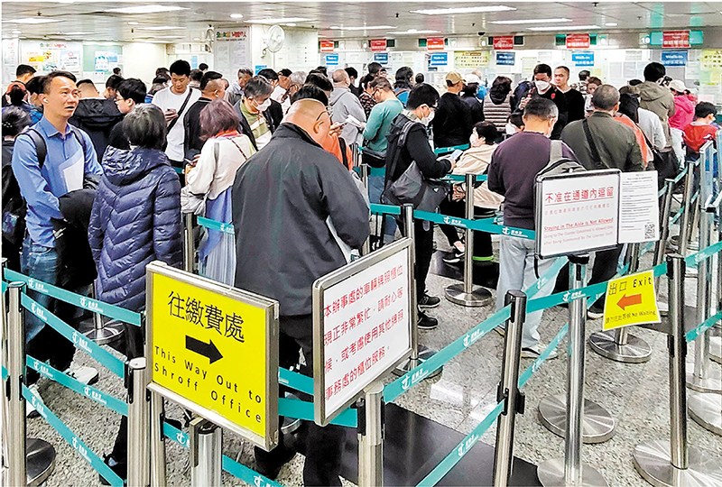 ◆圖為市民到運輸署牌照事務處排隊申請服務。香港文匯報記者北山彥  攝