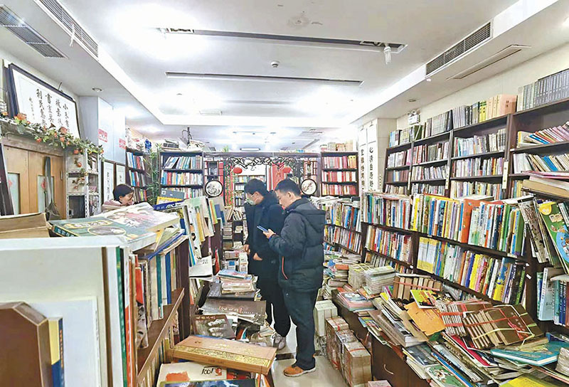 ◆書友常常來到小朱書店淘書。 香港文匯報記者倪夢璟 攝