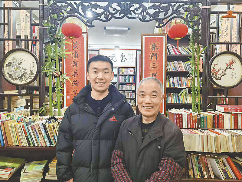 ◆朱鳳濤（右）與兒子朱俊峰。 香港文匯報記者倪夢璟 攝