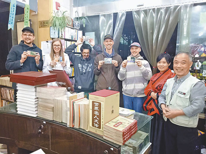 ◆小朱書店藏書獲得外國書迷的喜愛。   受訪者供圖