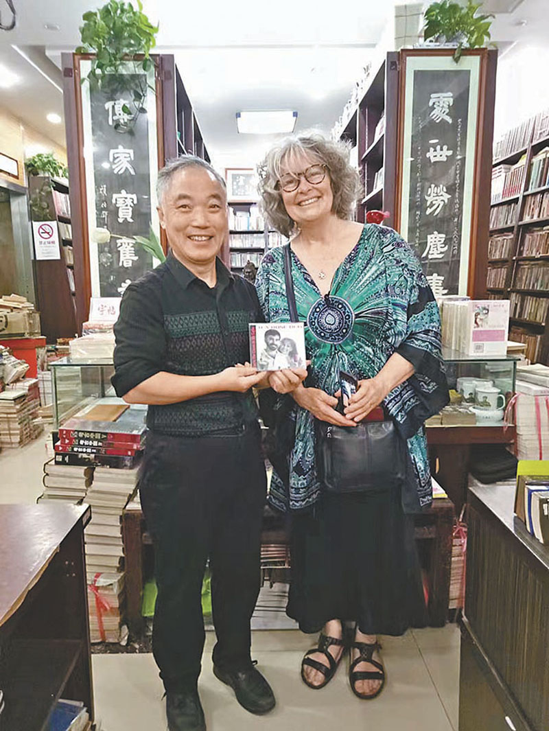 ◆外國書友特意向朱鳳濤贈送自己的音樂光碟。    受訪者供圖