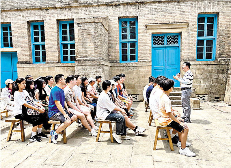 ◀ 教育局表示，將籌辦延安考察團及相關教育活動。圖為香港學生去年到延安考察學習。資料圖片
