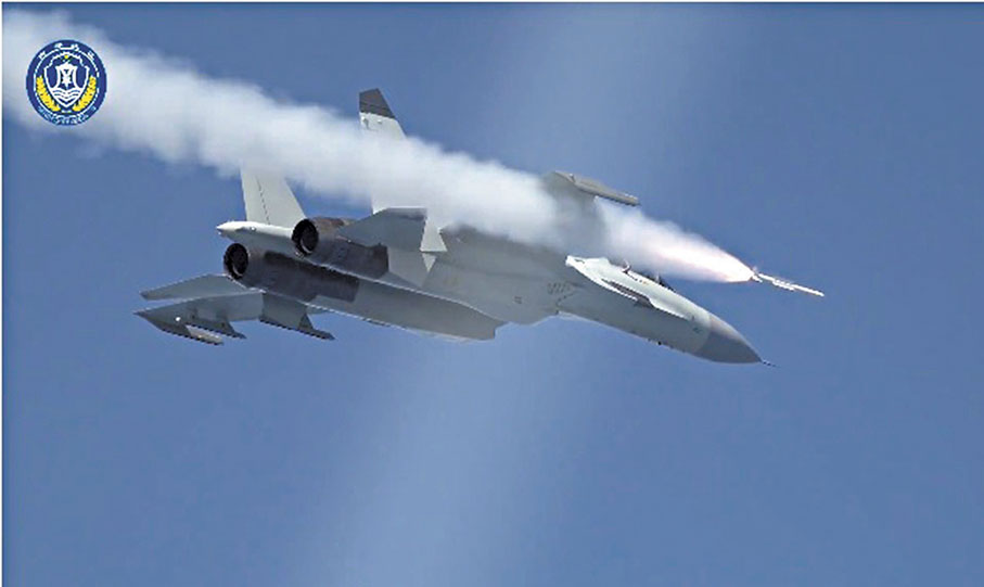 ◆中國戰機在南海上空演練實彈射擊科目，成功擊中目標。 視頻截圖