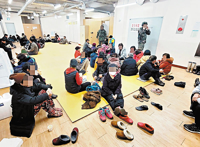 ◆延坪島居民疏散到庇護中心暫避。法新社