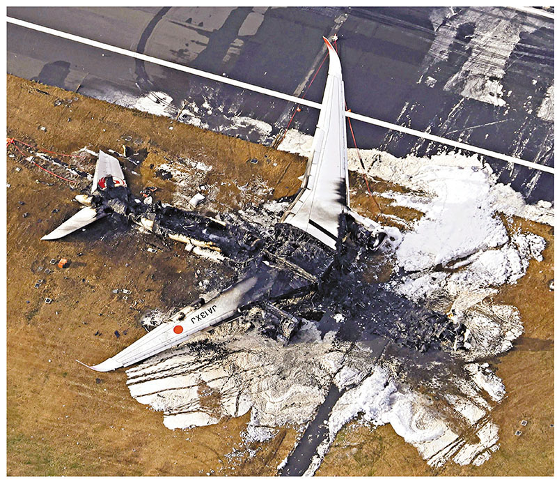 ◆日航客機在羽田機場發生相撞事故。美聯社