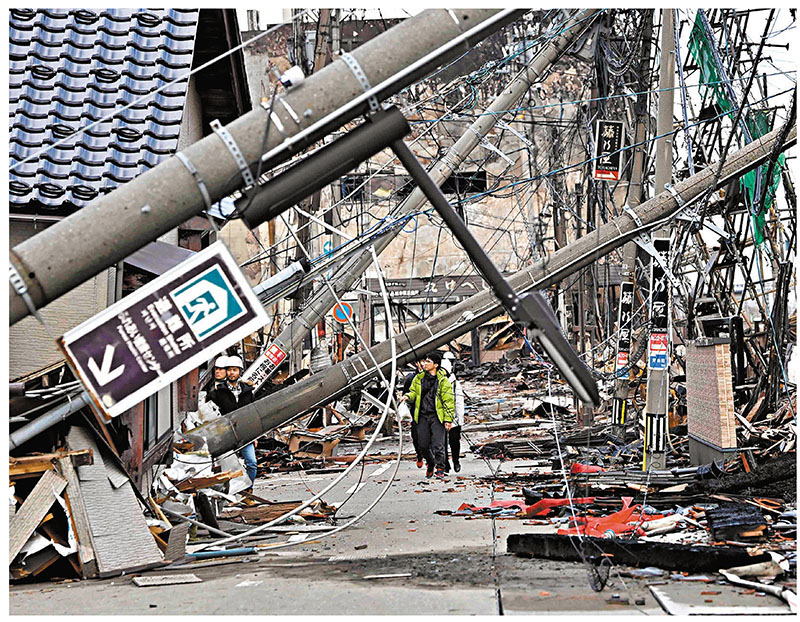 ◆能登地區發生大地震，建築物和電線杆倒塌。法新社