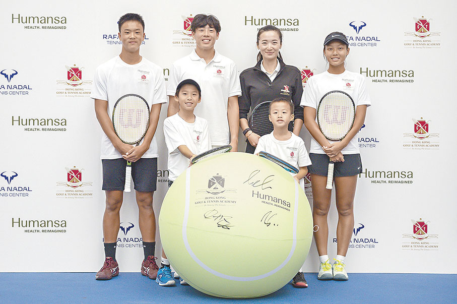 ◆黃澤林（後排左二）與大師姐張玲（後排左三）攜手致力培育香港網球新秀。
